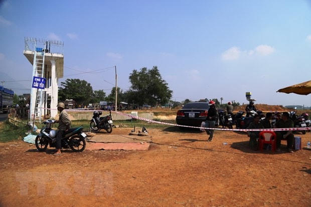 Lực lượng chức năng phong tỏa hiện trường, tiến hành tìm kiếm và trục vớt thi thể các nạn nhân. Ảnh: Thanh Tân/TTXVN.