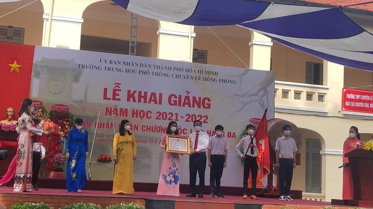 Chủ tịch TP HCM trao Huân chương cho trường Lê Hồng Phong