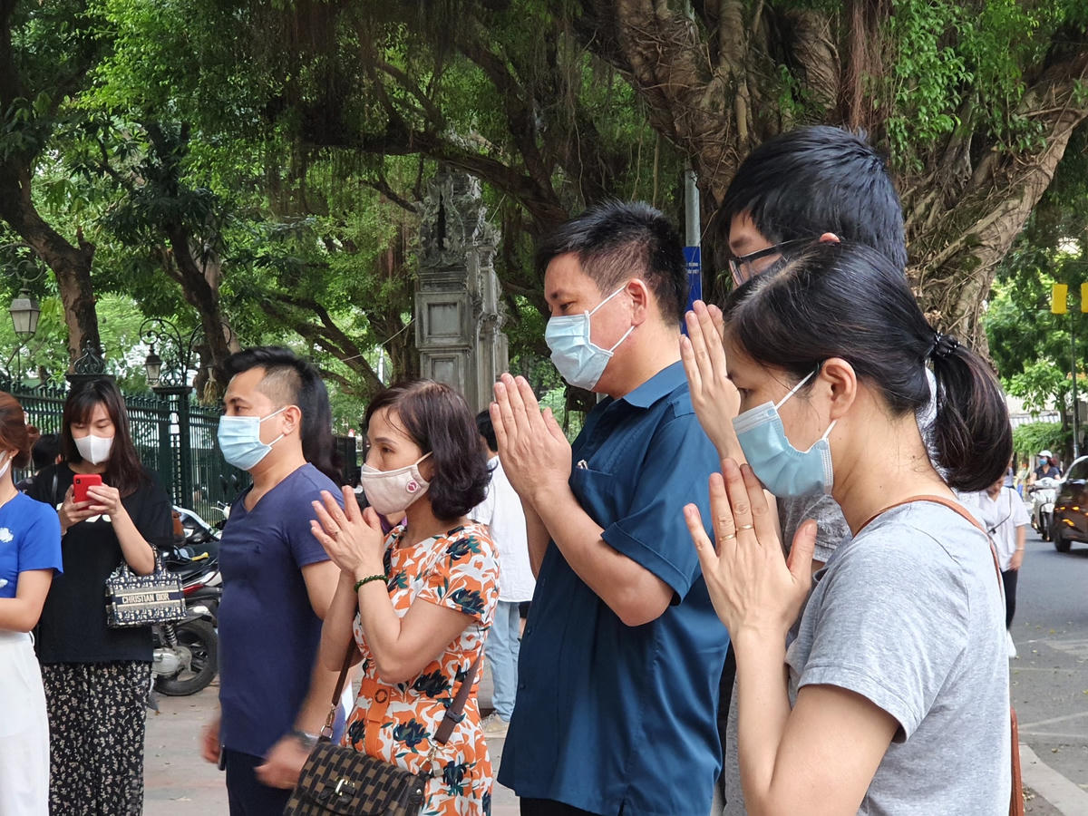 Các phụ huynh đều thành tâm khấn vái, thậm chí quỳ sụp trước cổng Văn Miếu...