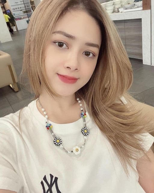Dương Hoàng Yến hỏi vu vơ: “Gió lay cành trúc la đà. Người đang đọc tus chắc là nhớ tui”.  
