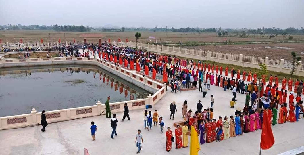 Ngay từ đầu giờ chiều, đông dảo người dân xã Cầu Lộc đã đứng chờ tân Hoa Hậu Việt Nam về thăm quê.