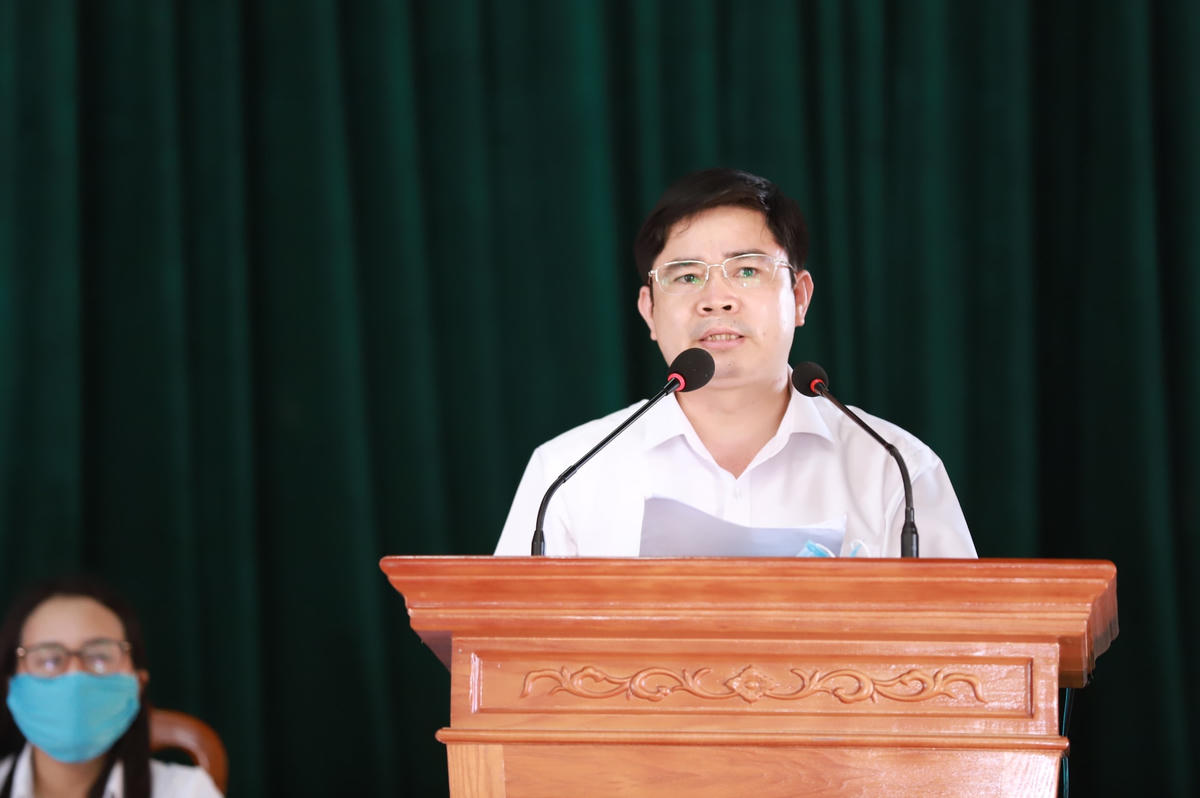 Ông Trình Văn Nhã, Chủ tịch UBND huyện Thanh Chương ghi nhận ý kiến của cử tri.