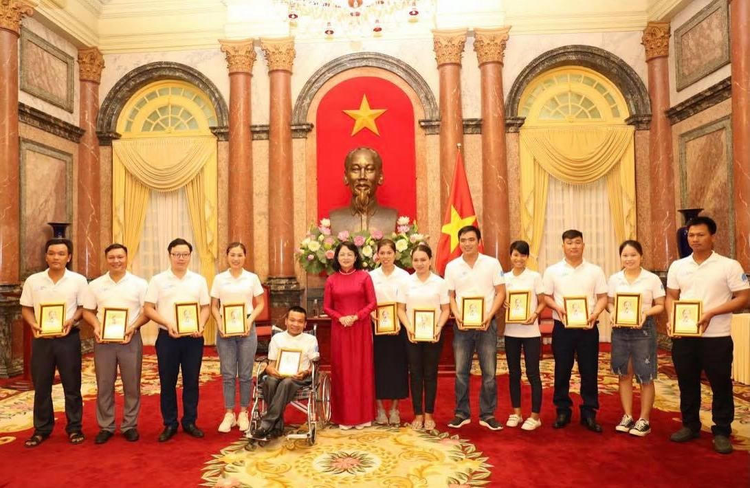 Phó Chủ tịch nước Đặng Thị Ngọc Thịnh gặp mặt các gia đình trẻ tiêu biểu năm 2020. Ảnh: VGP/Nhật Nam.