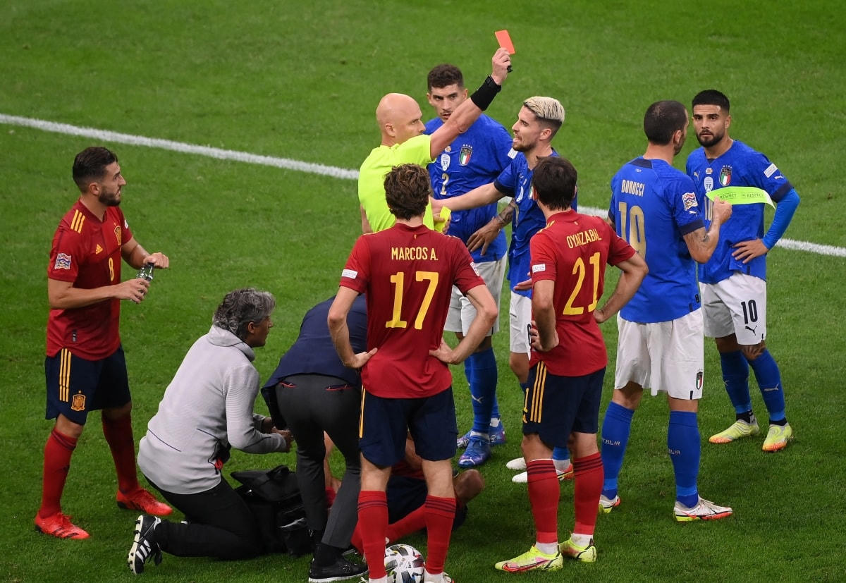 Trung vệ đội trưởng Bonucci trở thành tội đồ khi bị đuổi ở phút 42.