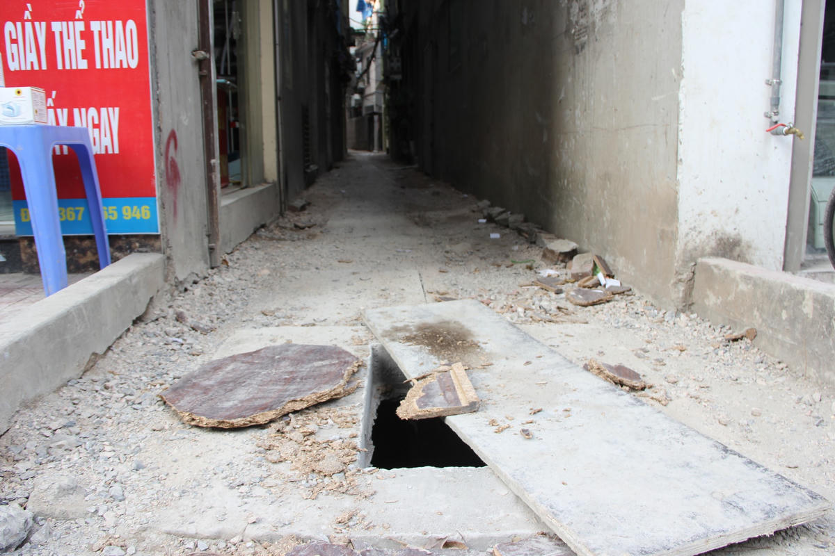 Sau gần nửa tháng lắp đường ống nước nhiều con ngõ đường Mễ Trì Thượng vẫn chưa được thi công lại.
