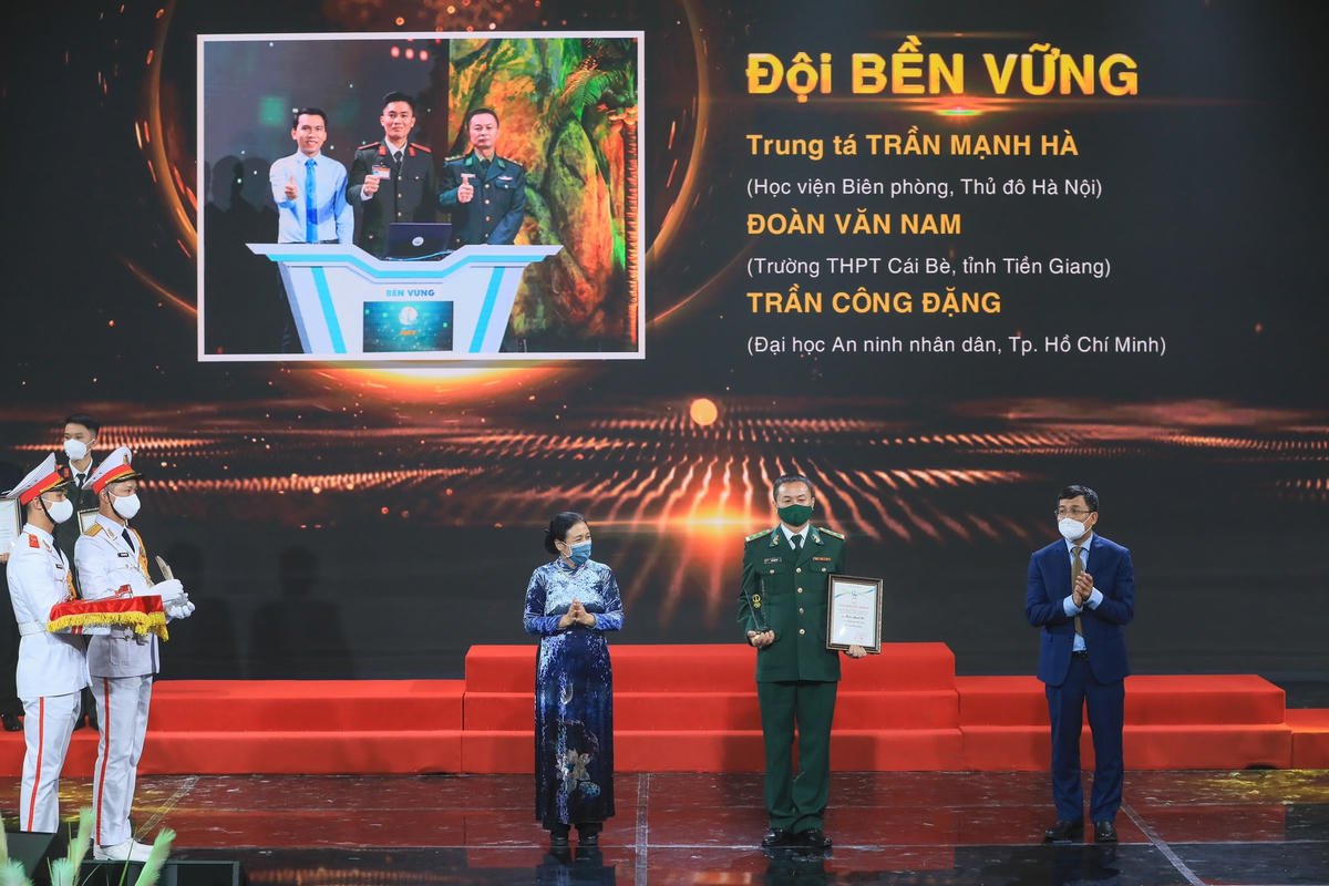 Trao giải Khuyến khích cho các thí sinh đoạt giải.