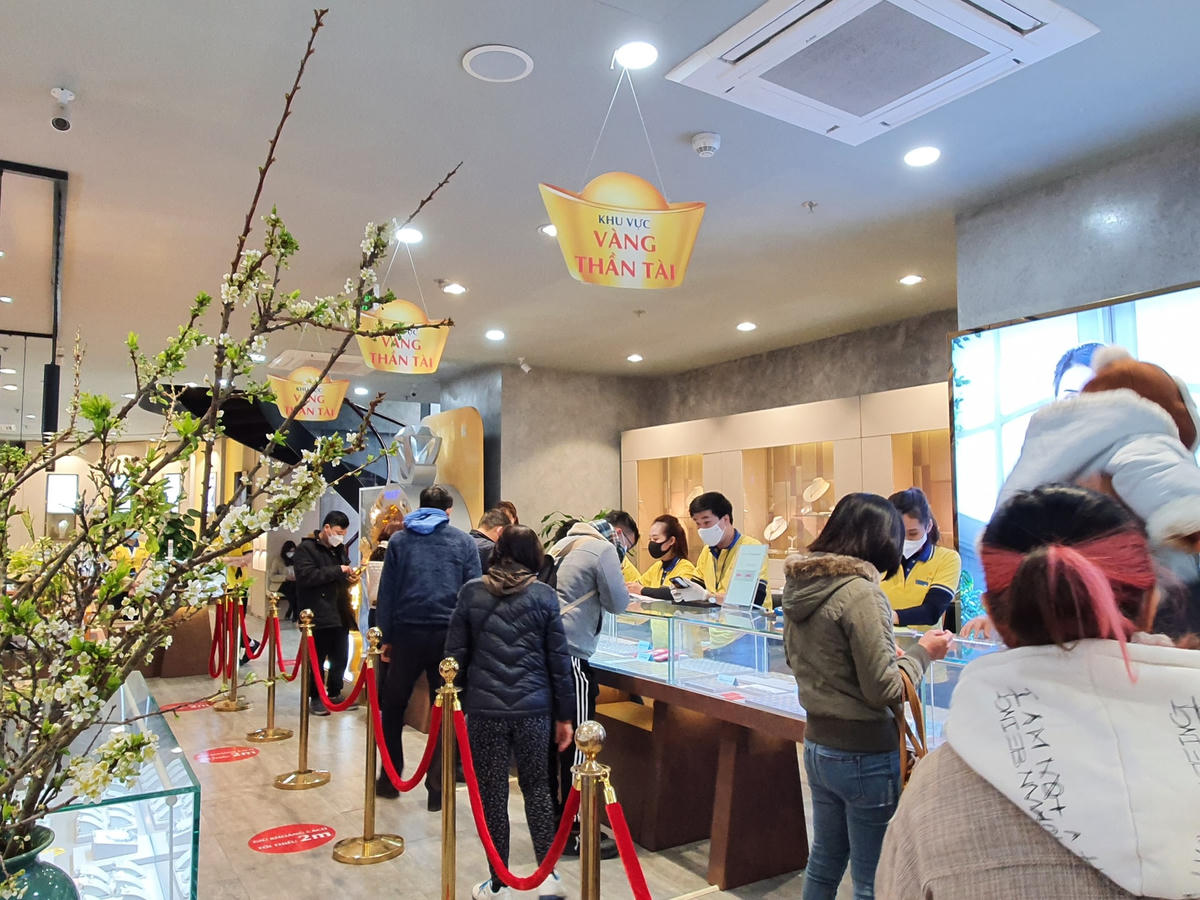 Người mua vàng tại PNJ Cầu Giấy.