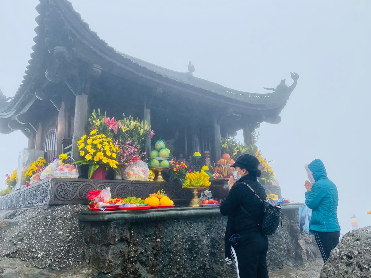 Du khách thong thả chiêm bái lễ Phật tại chùa Đồng, Yên Tử.