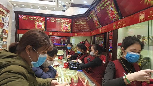 Giao dịch vàng tại doanh nghiệp. (Ảnh: PV/Vietnam+).