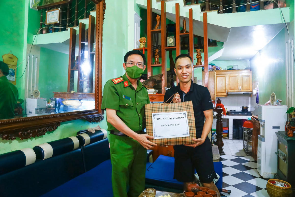 Đại tá Nguyễn Văn Trầm, Phó Giám đốc Công an tỉnh Nam Định thăm hỏi, động viên Đại úy Trần Tất Lại, người bị thương khi truy bắt tội phạm ma túy. Ảnh: CA Nam Định.