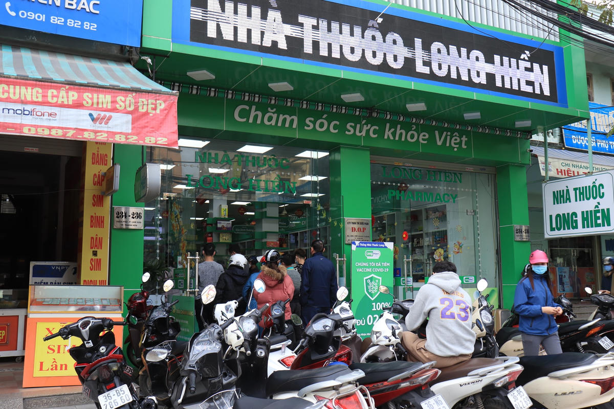 Trong 1 tuần qua, số lượng F0 trong cộng đồng và qua test nhanh sàng lọc ở Thanh Hoá luôn ở mức rất cao. Vì vậy, những ngày này, số lượng người đến mua thuốc và các vật dụng y tế tăng đột biến so với ngày bình thường. Mặt hàng kit test nhanh Covid-19, thuốc hạ sốt Panadol, Molnupiravir luôn trong tình trạng cháy hàng.