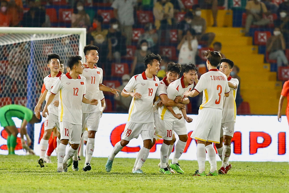 Các cầu thủ U23 Việt Nam chia vui với Xuân Tiến sau khi anh ghi bàn nâng tỉ số lên 2-0.