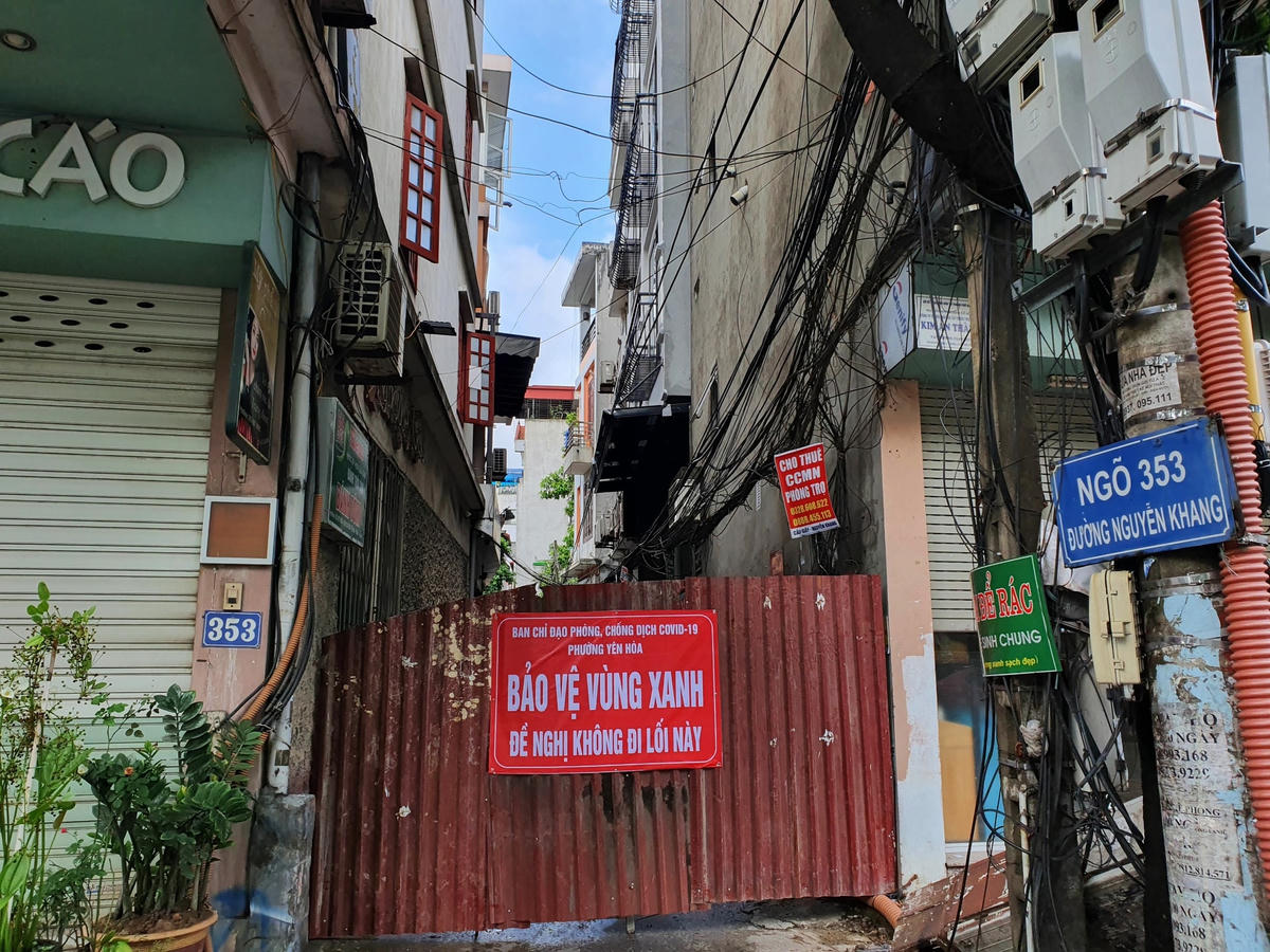 Theo đó, Hà Nội tiếp tục thực hiện giãn cách lần thứ 4 với phương châm siết chặt hơn, quyết liệt hơn, phương án giãn cách phòng, chống dịch theo ba vùng ở 3 cấp độ khác nhau, đảm bảo khoa học, chặt chẽ, phát huy hiệu quả công tác phòng, chống dịch.