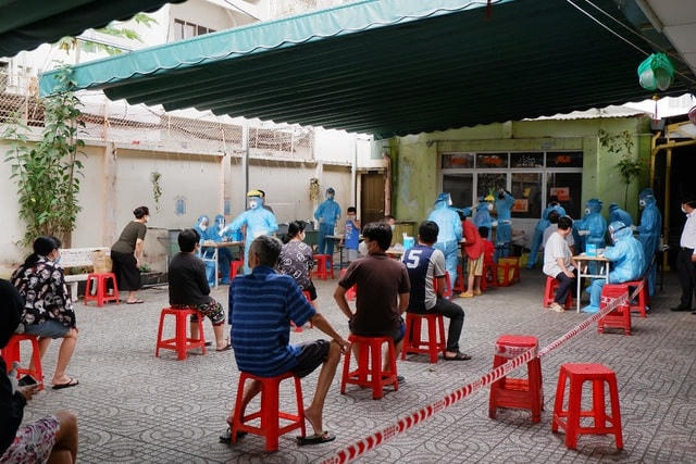 Nhóm trẻ của trường Mầm non Hoa Phượng Đỏ được cơ quan y tế lấy mẫu xét nghiệm SARS-CoV-2.