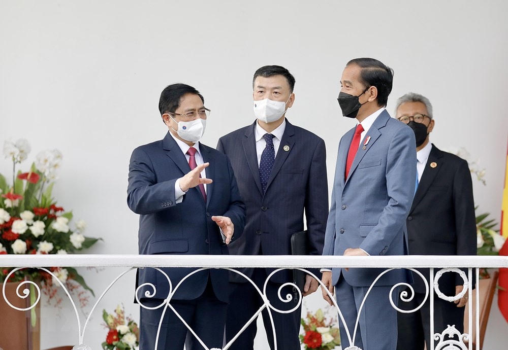 Thủ tướng Chính phủ Phạm Minh Chính chào xã giao Tổng thống Indonesia Joko Widodo. (Ảnh: Dương Giang/TTXVN).