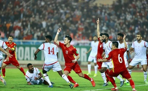 Trọng tài đã phải cần tới VAR để xác định xem đội trưởng Oman có để bóng chạm tay trong vòng cấm hay không.và quyết định cuối cùng là không có phạm đền cho tuyển Việt Nam.