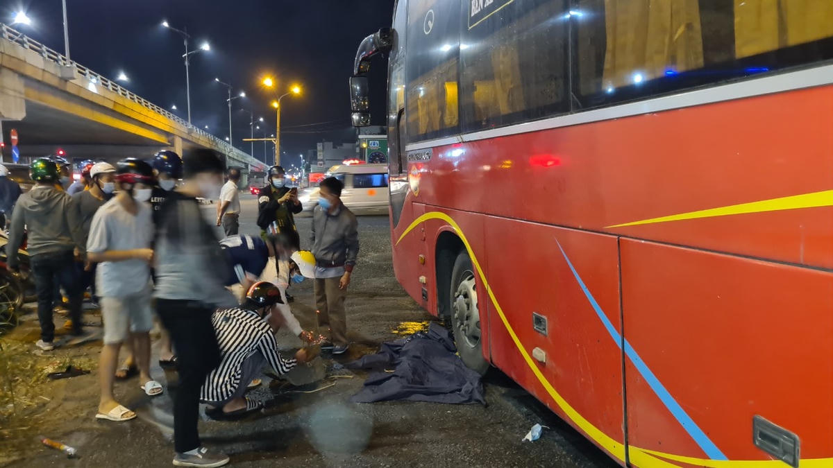 Vụ tai nạn giao thông đêm 22 - 2 khiến 1 người chết, 1 người bị thương nặng tại nút giao thông cầu vượt Dầu Giây.