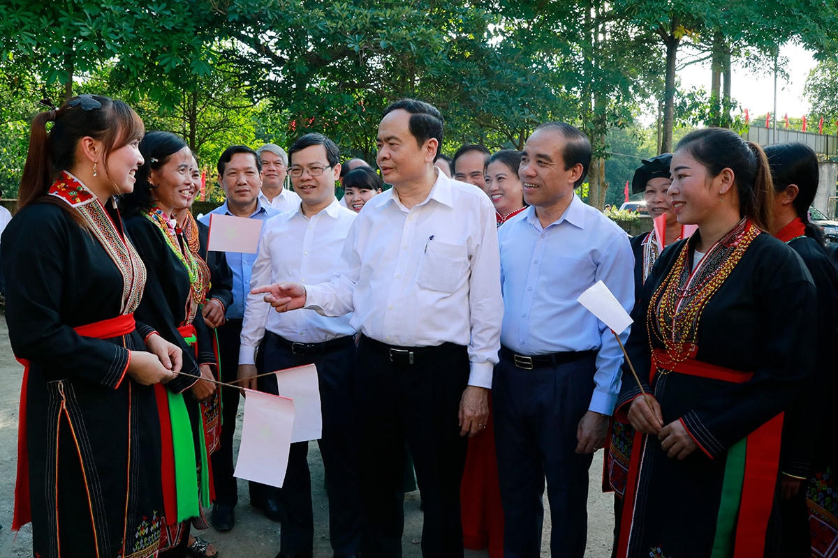 Chủ tịch Trần Thanh Mẫn trò chuyện với bà con trong Ngày hội Đại đoàn kết.