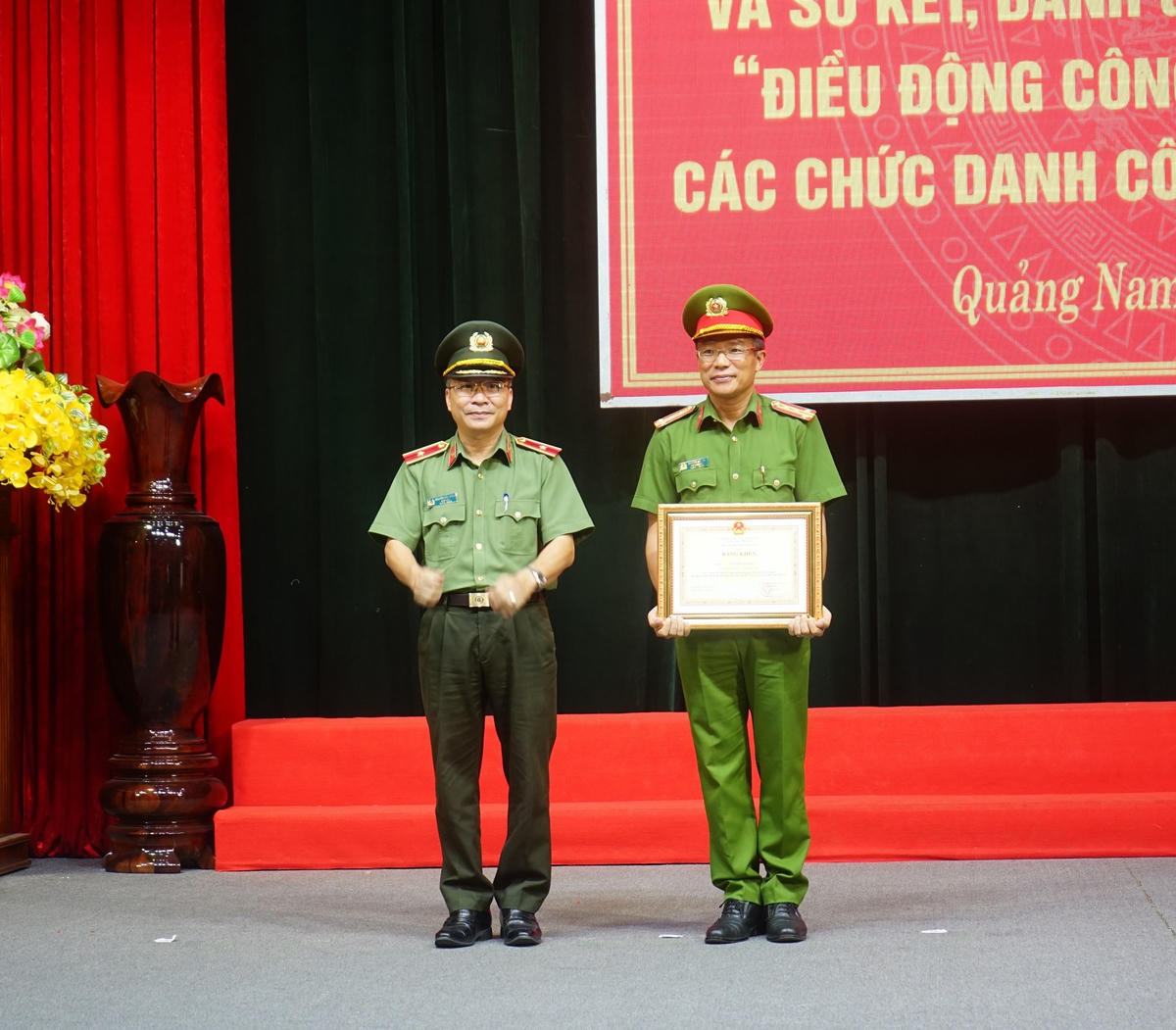 Thừa ủy quyền của Bộ Công an, Thiếu tướng Nguyễn Đức Dũng trao Bằng khen của Bộ Công an cho Đại tá Nguyễn Hà Lai, Phó Giám đốc Công an tỉnh.