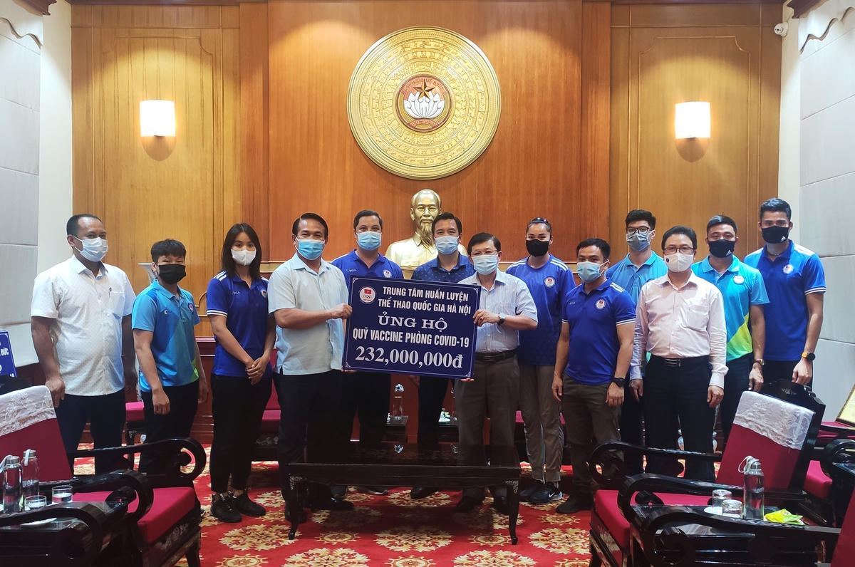 Phó Chủ tịch Nguyễn Hữu Dũng tiếp nhận ủng hộ từ Trung tâm huấn luyện thể thao Quốc gia Hà Nội.