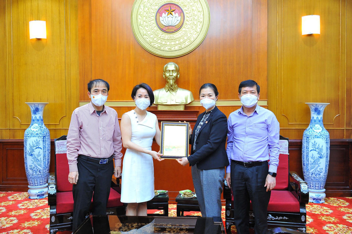 Phó Chủ tịch Trương Thị Ngọc Ánh trao thư cảm ơn Công ty TNHH thiết bị Minh Tâm.
