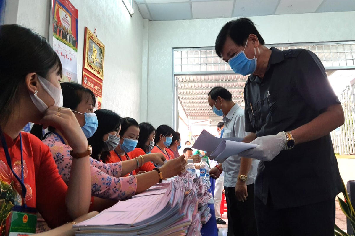 Cử tri Bạc Liêu nhận phiếu để bầu cử. 