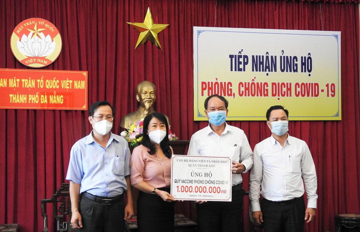 Cán bộ, đảng viên và nhân dân quận Thanh Khê, ủng hộ 1 tỷ đồng. Ảnh Thanh Tùng.