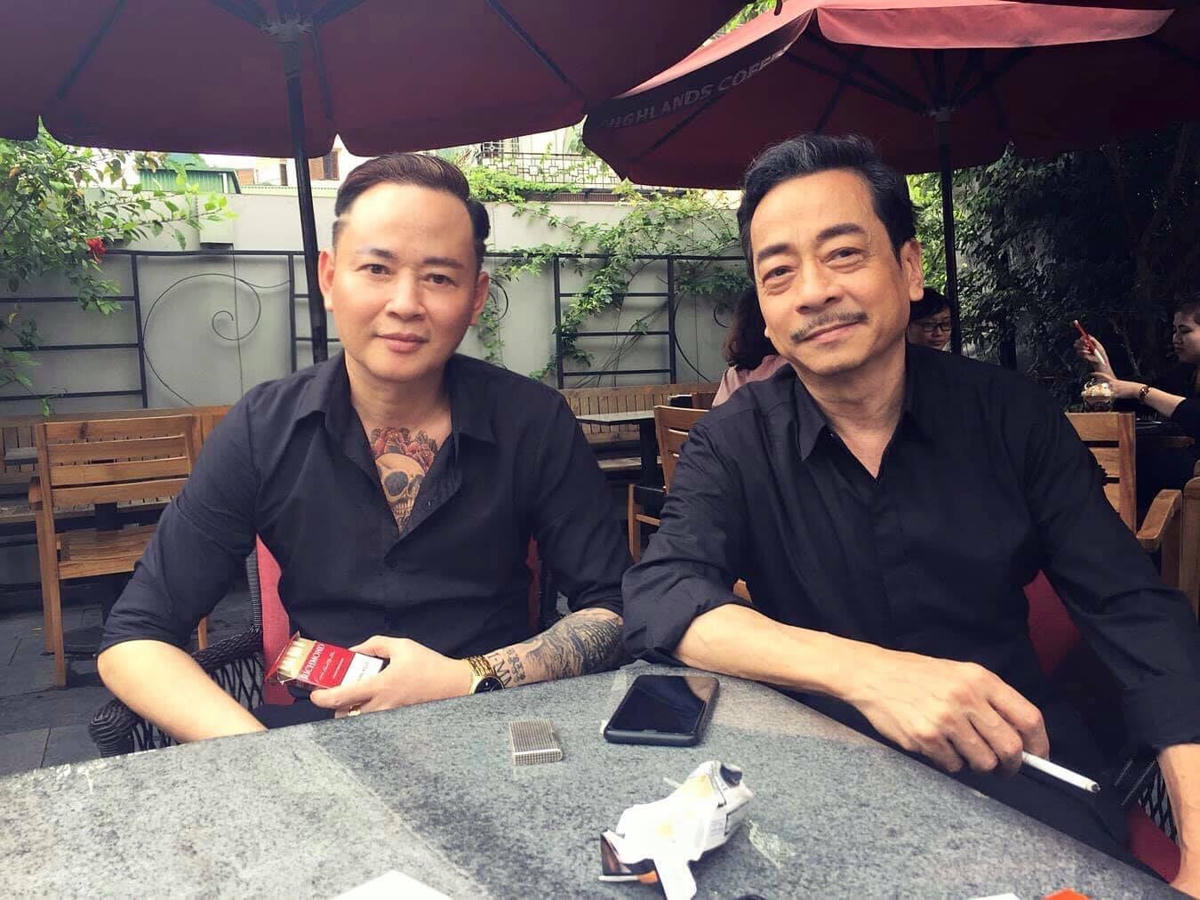 Diễn viên Tùng Dương (trái) không tin sự ra đi của NSND Hoàng Dũng là sự thật.