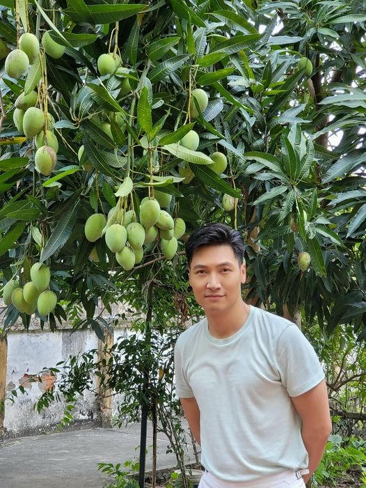 Diễn viên Mạnh Trường ở hậu trường phim “Hương vị tình thân”.