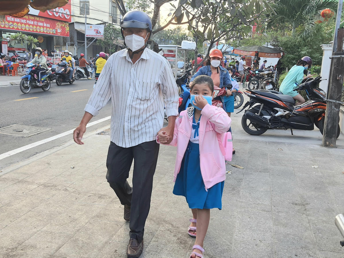 Từ sáng sớm nhiều học sinh đòi ba mẹ đưa đến trường sớm hơn mọi khi.