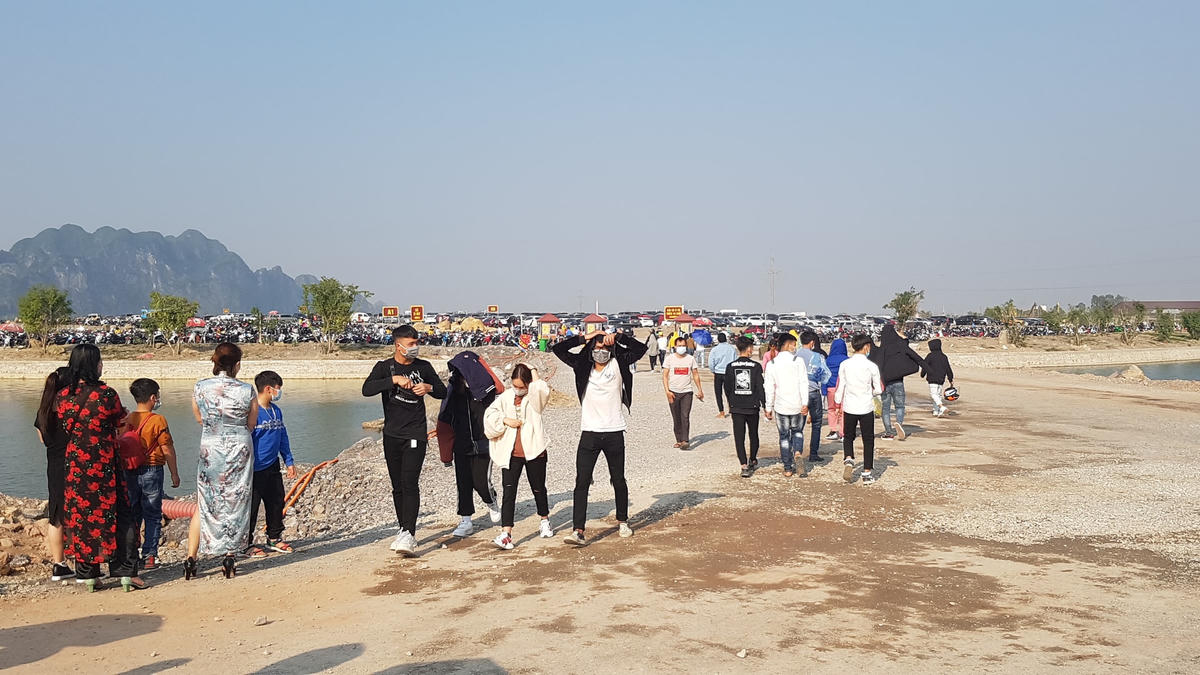 Người dân du xuân vãn cảnh chùa Tam Chúc. Ảnh: Hà An.