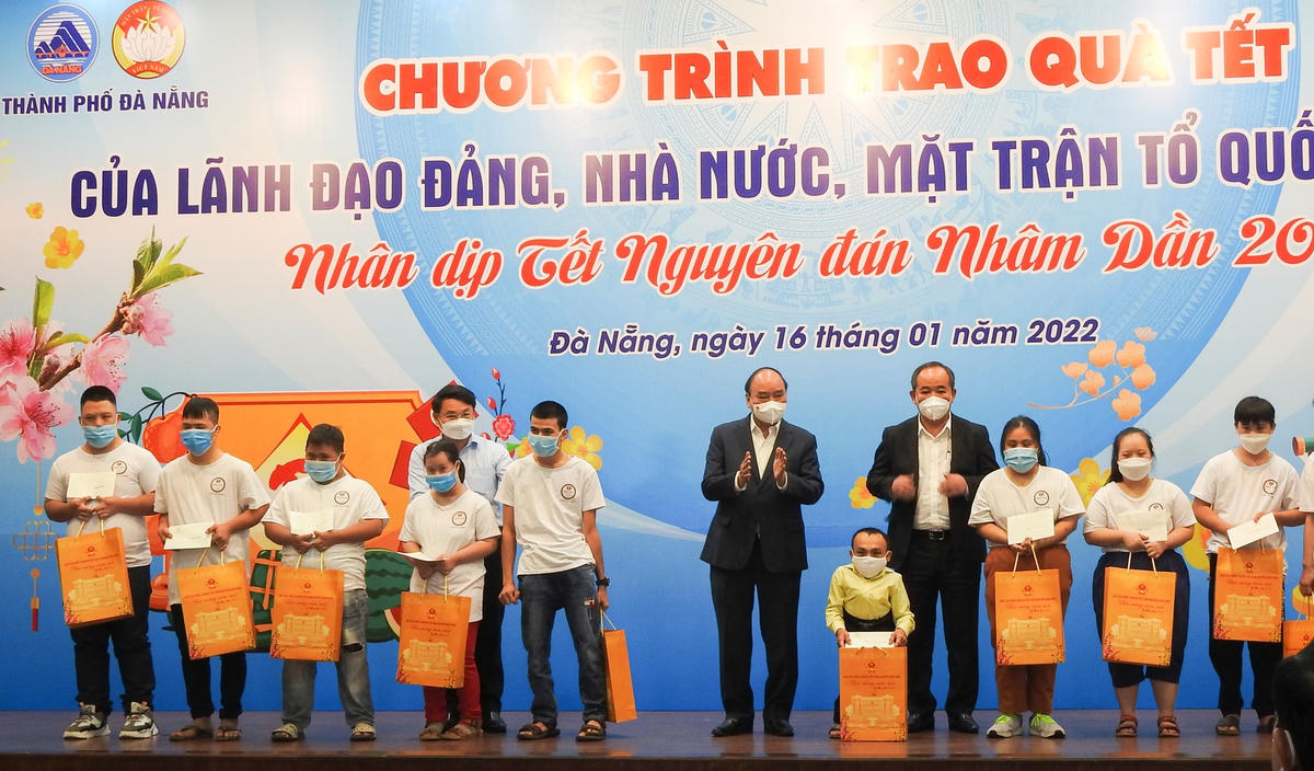 Chủ tịch nước Nguyễn Xuân Phúc; Chủ nhiệm Văn phòng Chủ tịch nước Lê Khánh Hải tặng quà Tết Nhâm Dần cho người bị ảnh hưởng chất độc da cam. Ảnh: Thanh Tùng.