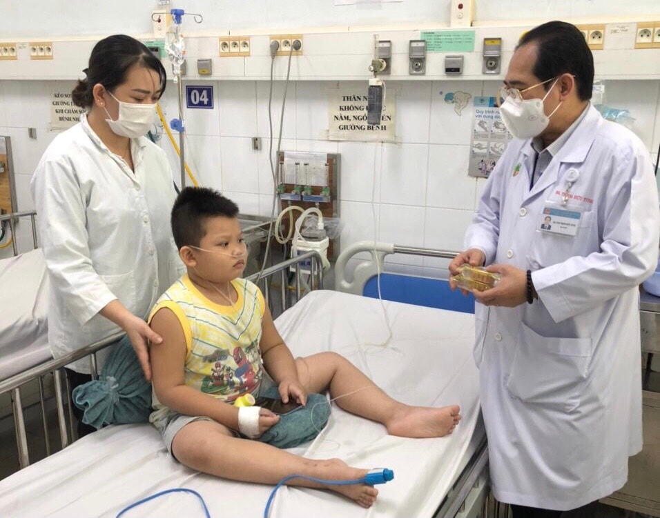 Những bệnh nhi khi nhận được món quà ý nghĩa từ chị Dung đều rất vui vẻ đón nhận. Ảnh: NVCC.