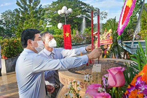 Lãnh đạo tỉnh Bình Thuận dâng hương viếng các Anh hùng liệt sĩ tại nghĩa trang nhân ngày 27-7.