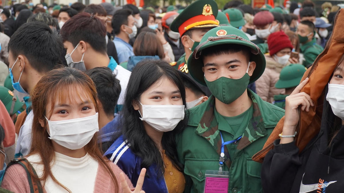 Lưu luyến trước giờ lên đường.