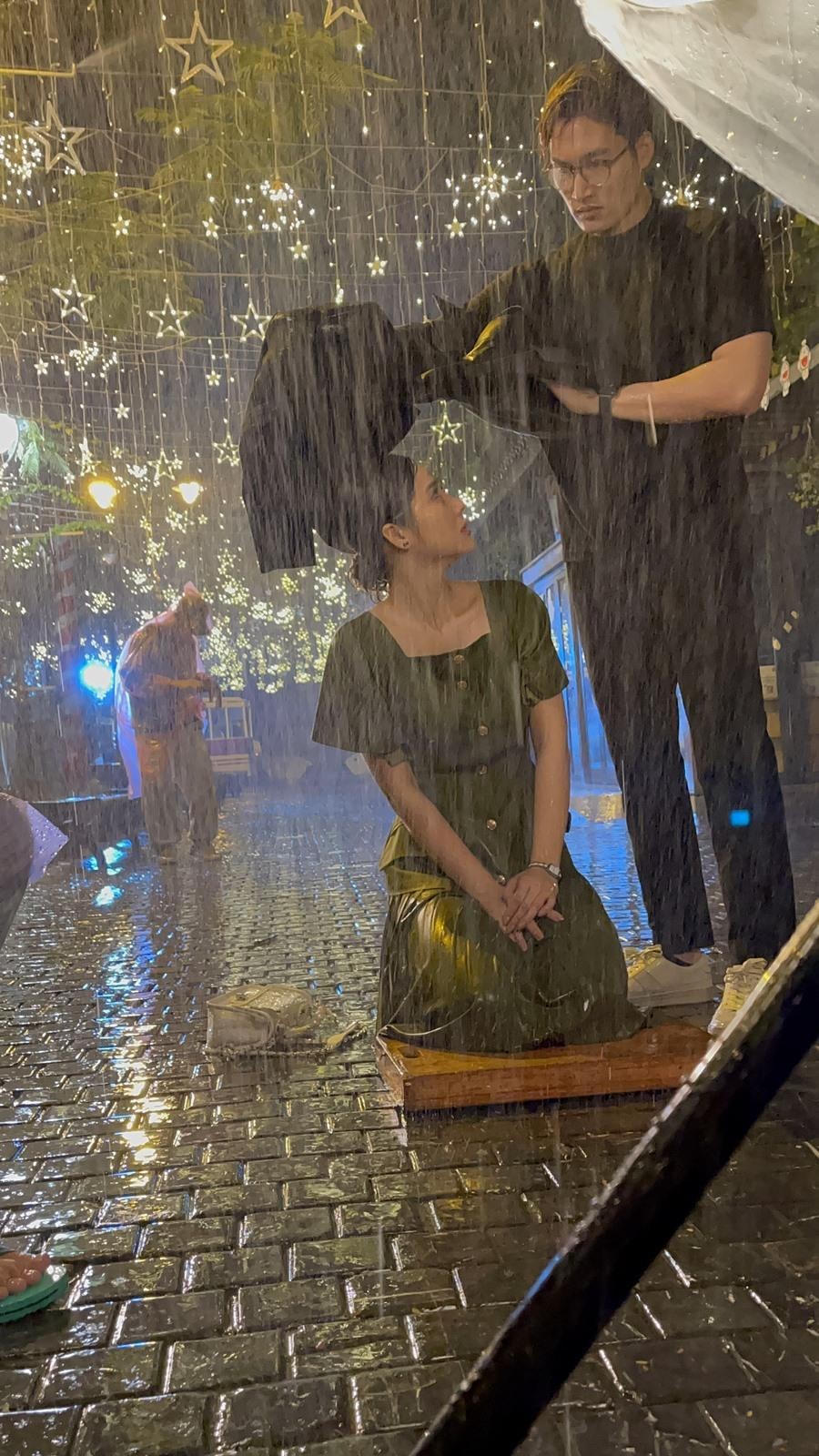 Để hoàn thành cảnh quay này, thực tế Huyền Lizzie phải chịu bị ngấm lạnh đến mức không thể kiểm soát được cái lạnh trong cơ thể.