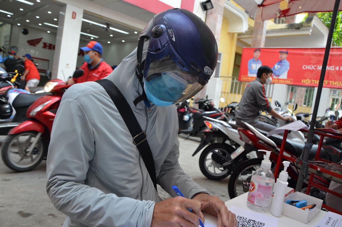 Anh Nguyễn Văn Hà điền thông tin khảo sát trước khi đưa xe đi bảo dưỡng.