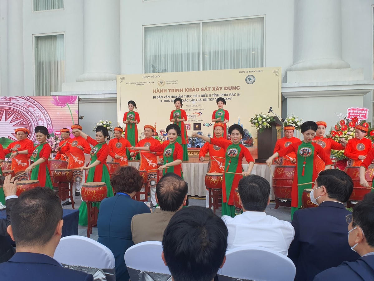 Trong khuôn khổ hoạt động còn có nhiều hoạt động văn hóa, nghệ thuật đậm sắc màu truyền thống.