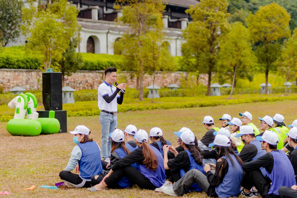Anh Linh trên hành trình dẫn đoàn đi tour "xuyên quốc gia".