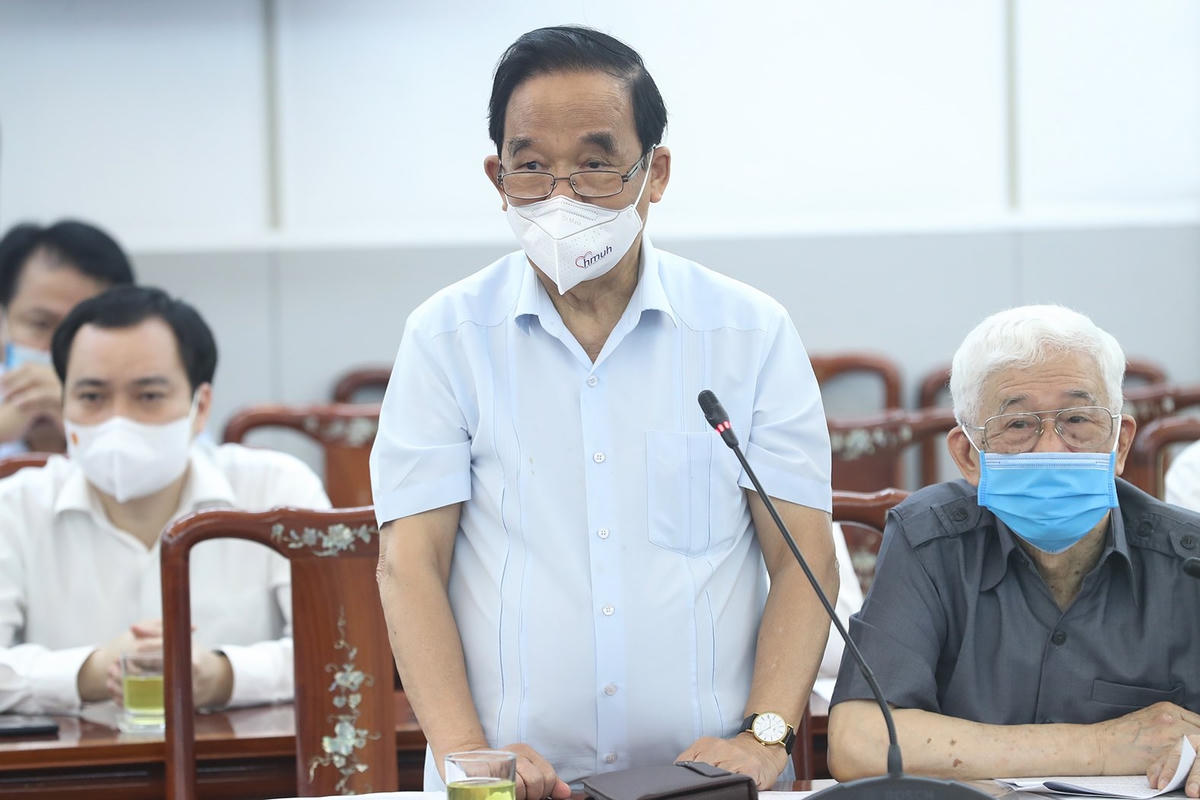 Ủy viên Đoàn Chủ tịch thảo luận, cho ý kiến vào tờ trình nhân sự.