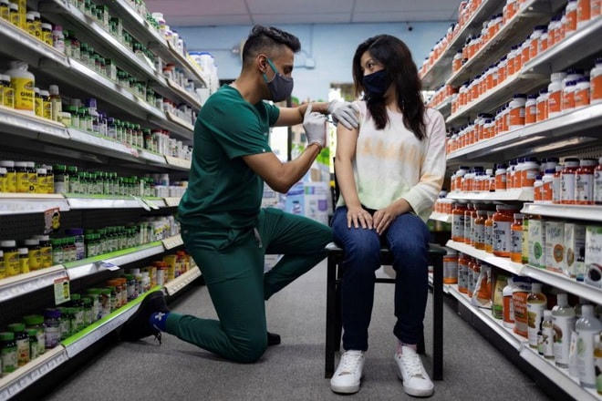 Một phụ nữ tiêm chủng vắc xin ngừa Covid-19 tại Mỹ (Ảnh: Reuters)