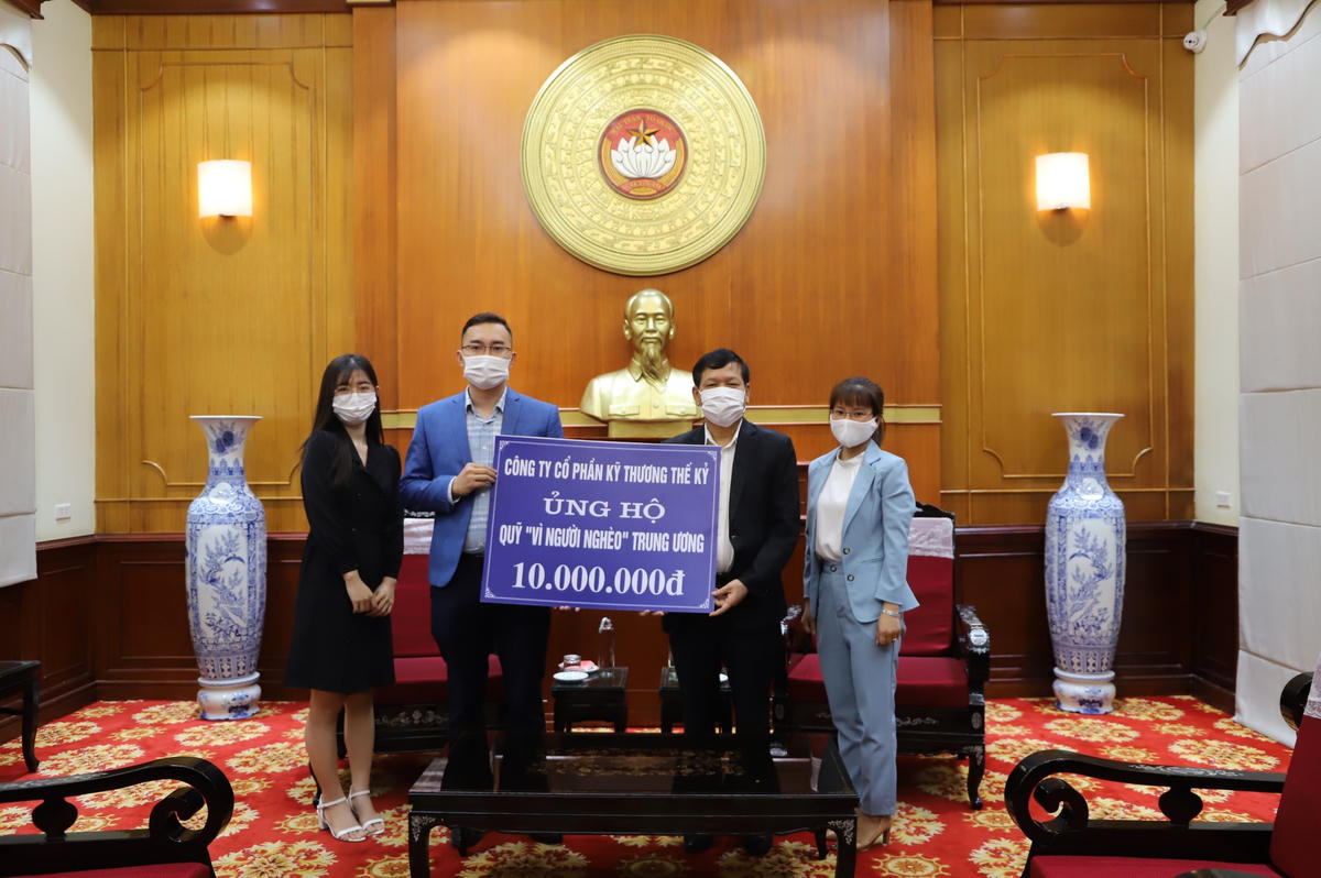 Ông Trần Văn Sinh, Trưởng ban Phong trào UBTƯ MTTQ Việt Nam tiếp nhận ủng hộ Quỹ “Vì người nghèo” Trung ương từ Công ty Cổ phần Kỹ thương Thế kỷ.
