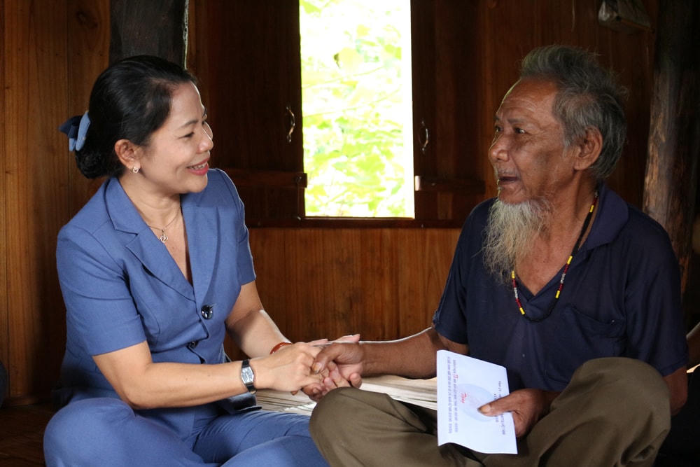 Bà Nguyễn Thị Phong Vũ trao quà cho thương binh Đinh Thanh Quyền, thôn Tà Lét, xã Vĩnh Hiệp, huyện Vĩnh Thạnh. 