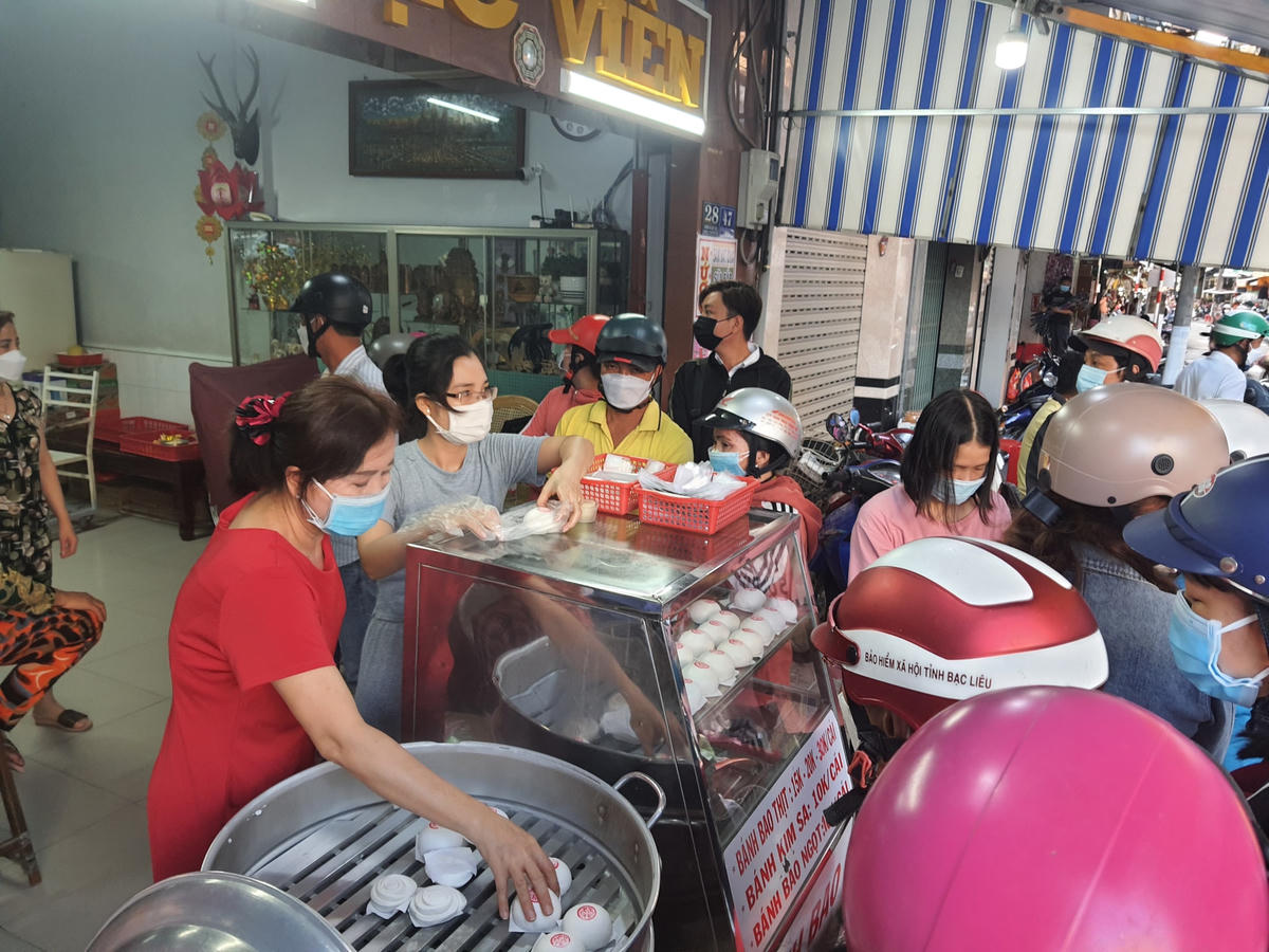 Một tiệm bán bánh bao trên đường Hà Huy Tập, Phường 3, TP Bạc Liêu đông kín người đến mua ngày vía Thần Tài.