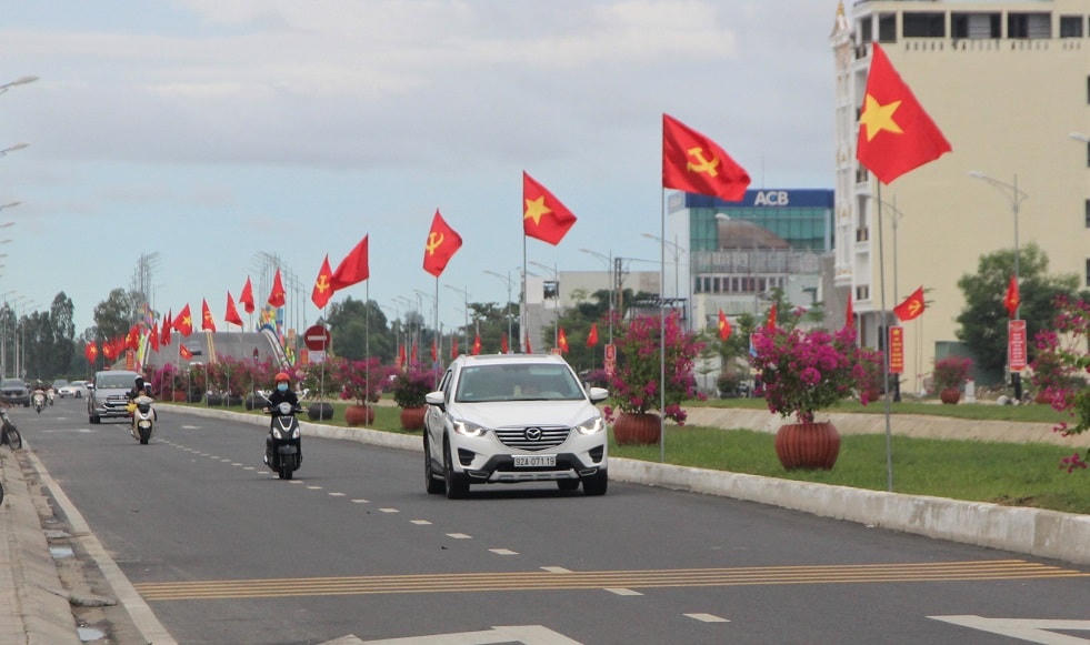 Những chậu hoa và cờ rực rỡ trên các tuyến đường TP Tam Kỳ.