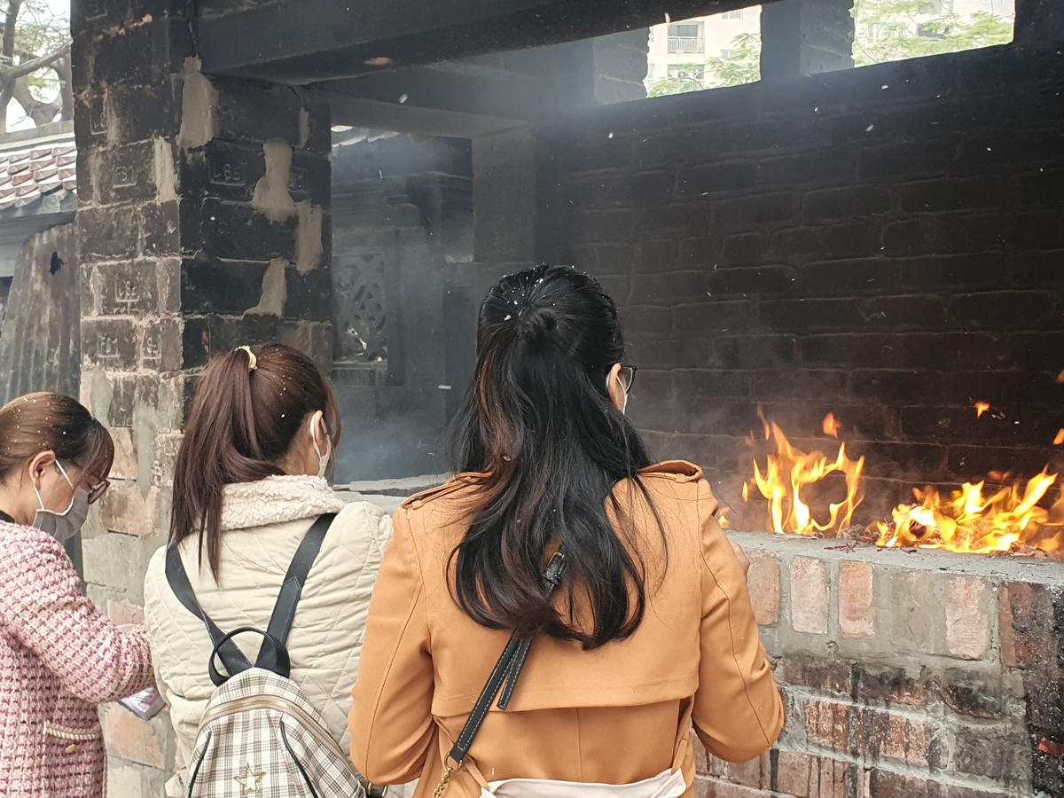 Chị Nguyễn Hương Ly (24 tuổi, quê Thái Bình) đang cùng bạn hoá vàng mã. Chị cho biết, ngoài đến chùa cầu duyên, chị cũng cầu mong sức khoẻ cho gia đình và một năm mới bình an. "Năm nay tình hình dịch bệnh vẫn còn phức tạp nhưng người ta vẫn nói "Đi lễ quanh năm không bằng ngày Rằm tháng Giêng" nên tôi cùng bạn vẫn quyết định đến đây làm lễ", chị Ly cho hay.