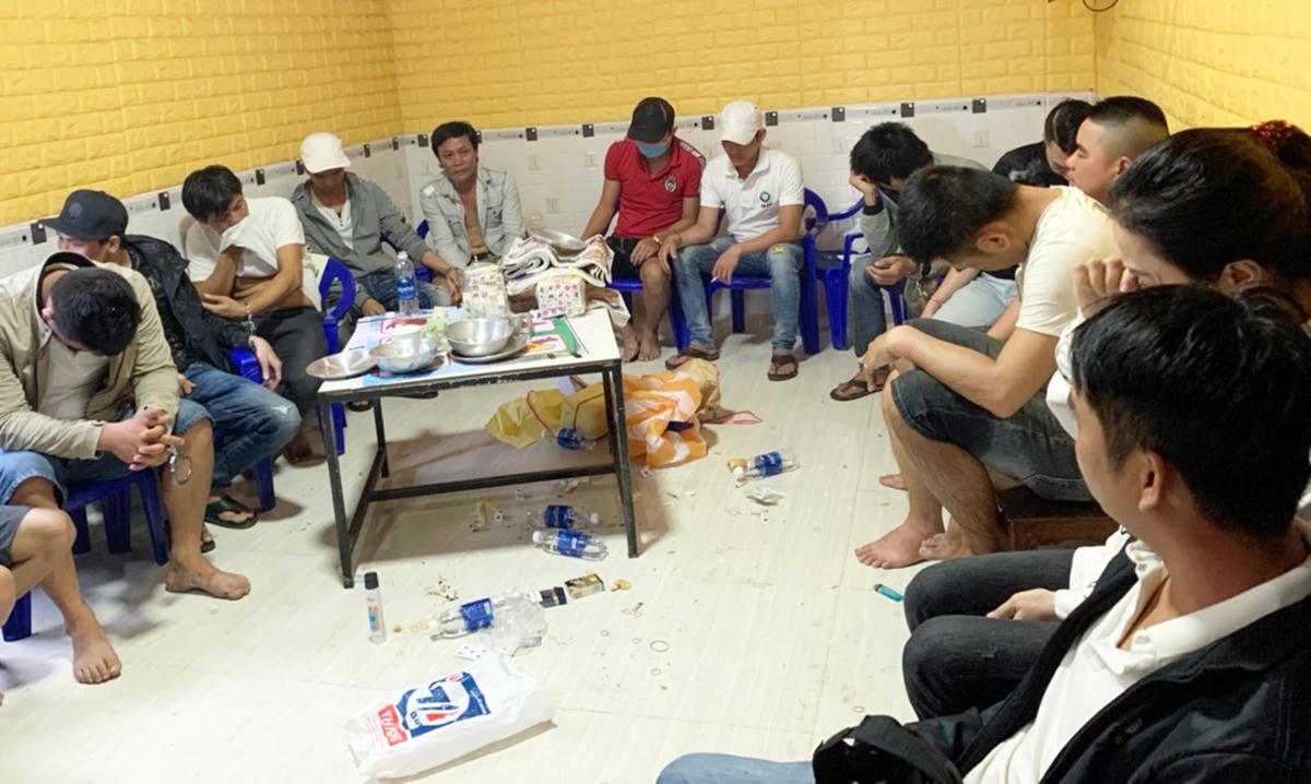 Các đối tượng tham gia đánh bạc bị bắt giữ.