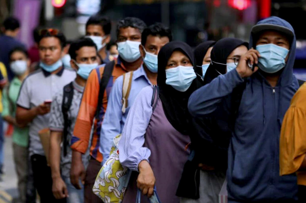 Người dân Malaysia lo ngại đợt bùng phát dịch mới. Ảnh: Reuters.