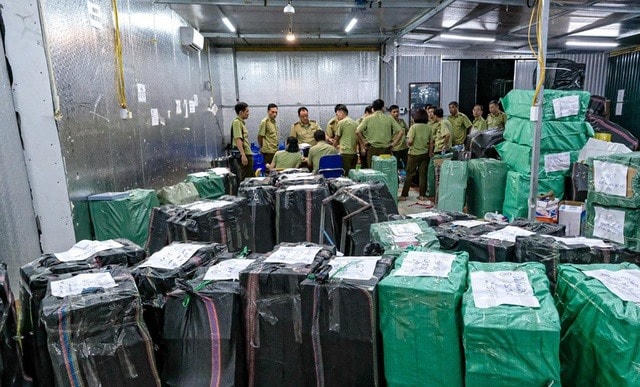 Cơ quan chức năng tỉnh Lào Cai thu giữ hàng hóa buôn lậu.