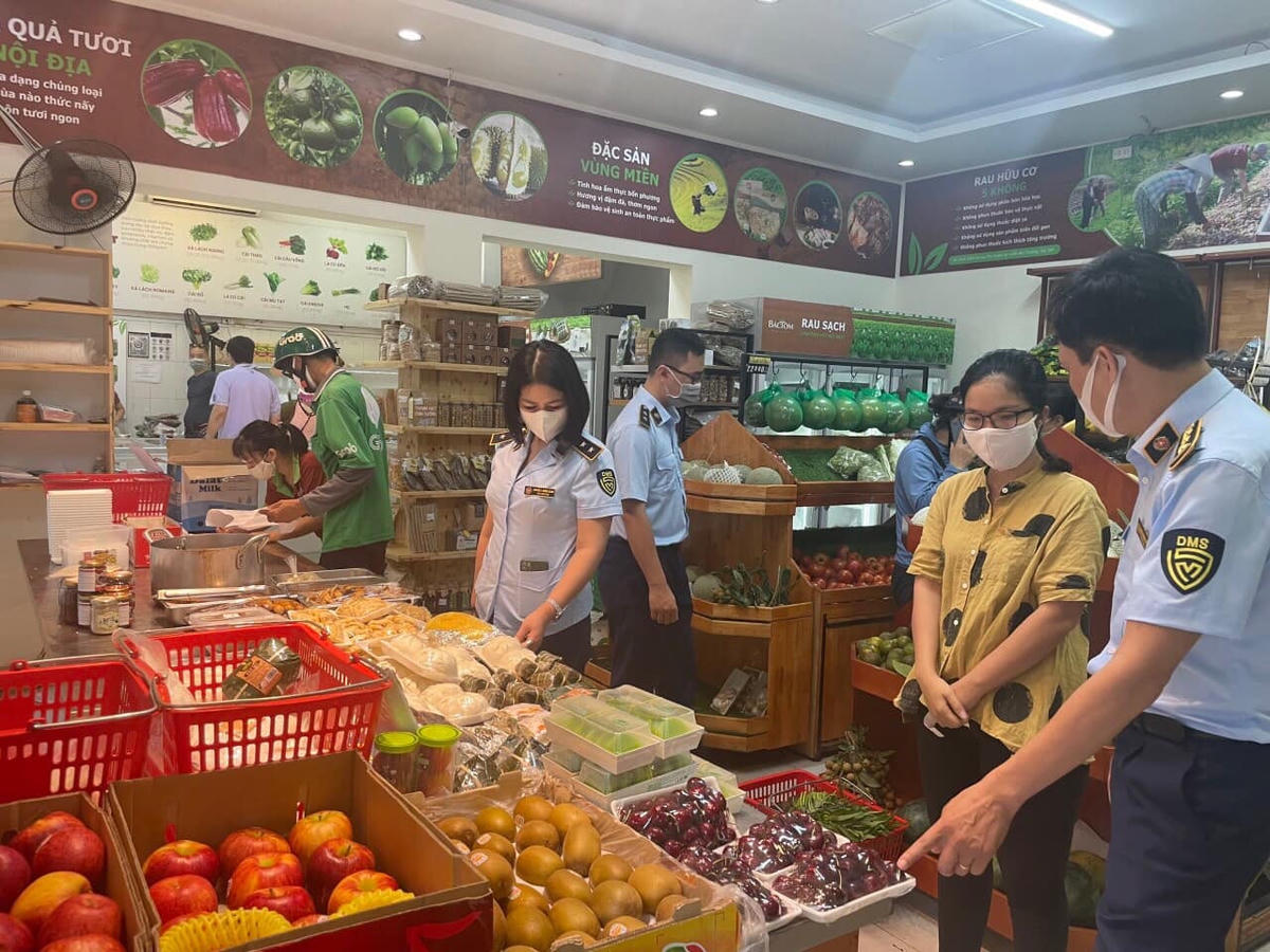 Các siêu thị tại Hà Nội thực hiện nghiêm các biện pháp phòng, chống dịch. Ảnh: Minh Chiến.  